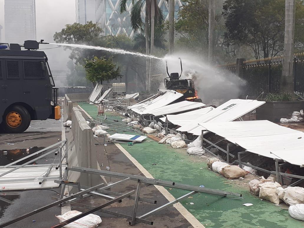 Mini Excavator proyek MRT Jakarta fase 2 yang terbakar