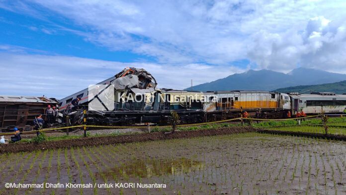 kecelakaan-ka-haurpugur Ilustrasi kecelakaan KA Commuterline Bandung Raya vs KA Turangga di Haurpugur, Bandung, Jawa Barat. © Muhammad Dhafin Khomsah / untuk KAORI Nusantara