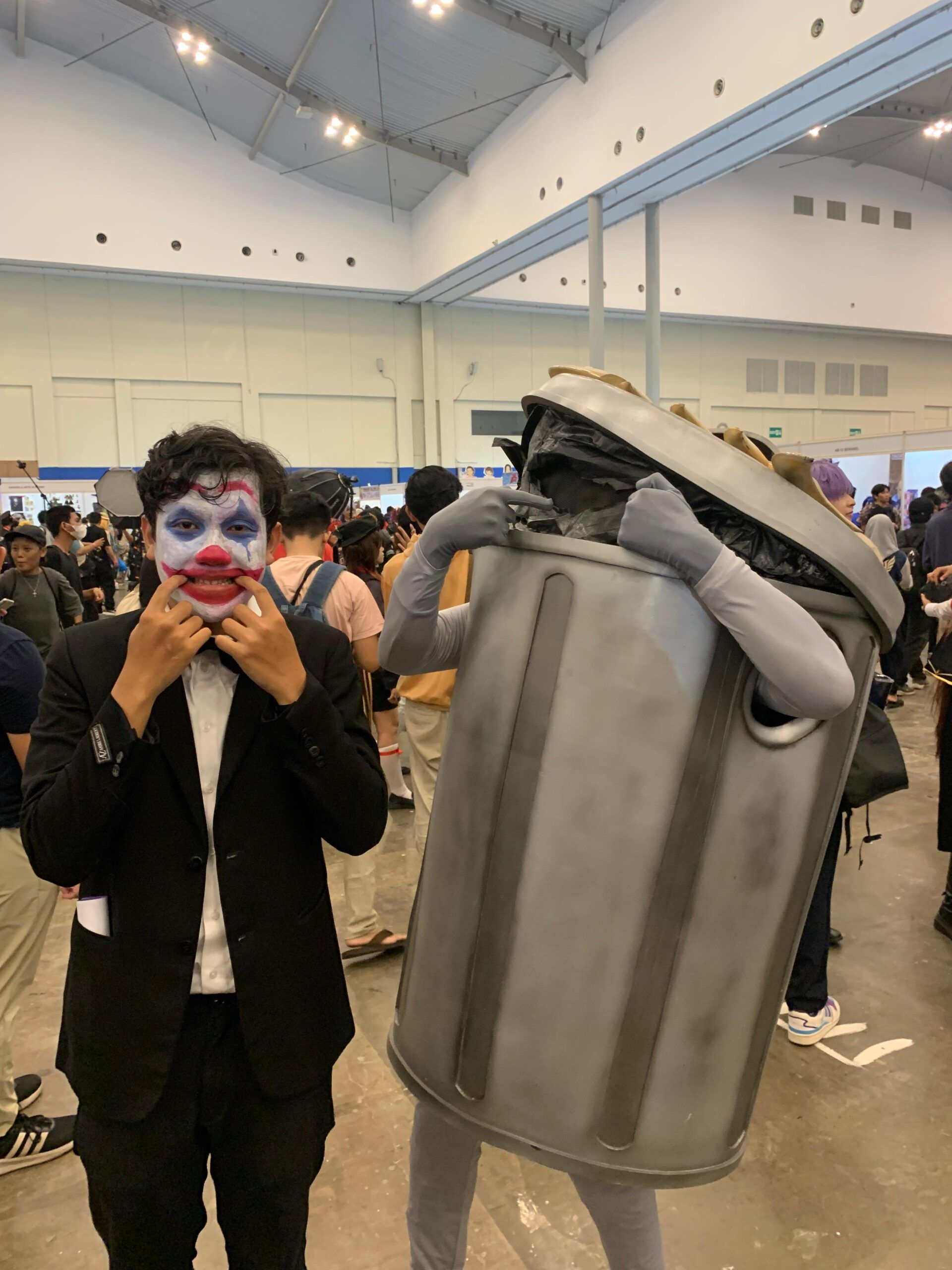 Foto badut bersama tempat sampah yang ternyata adalah seorang vtuber