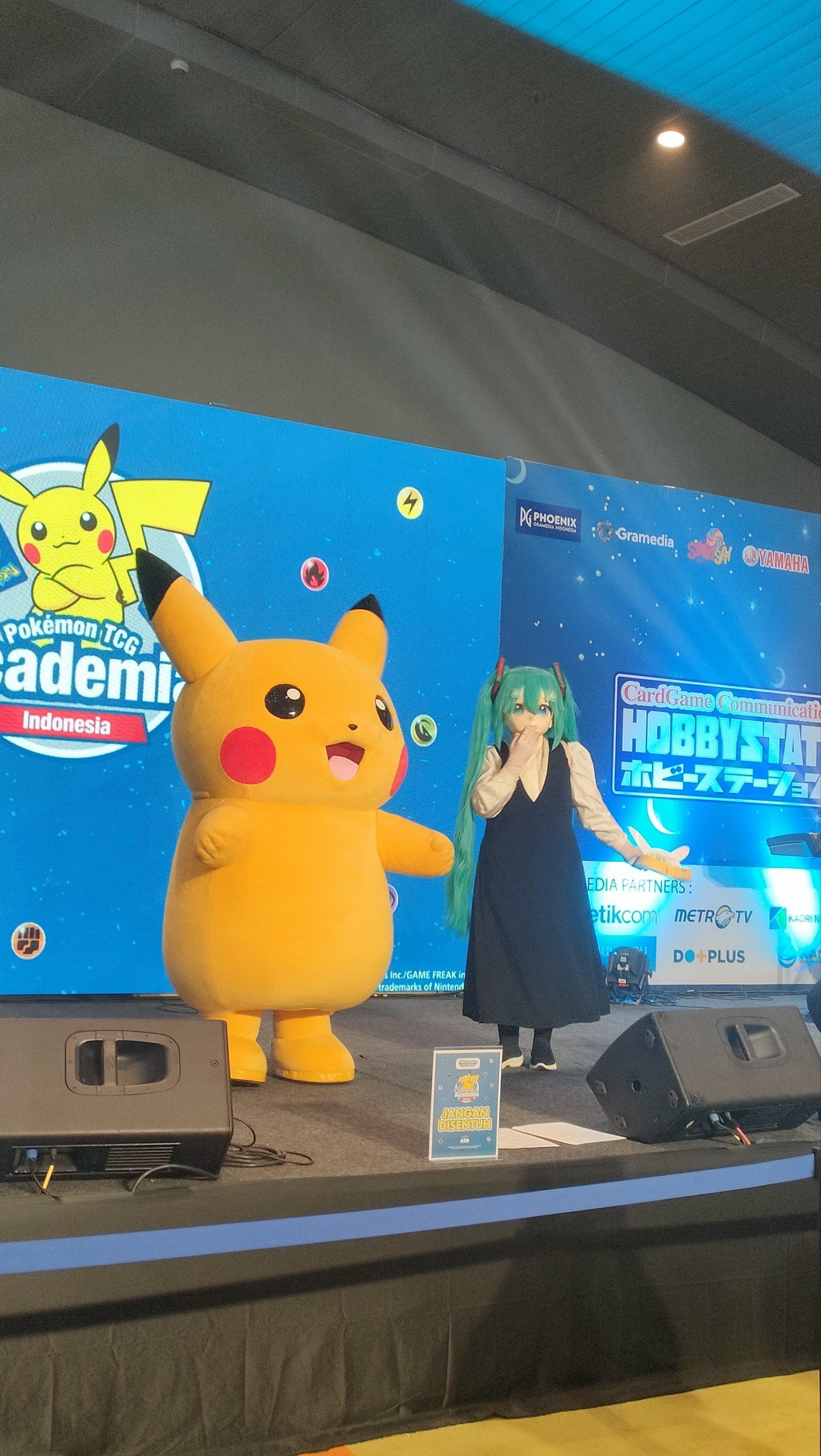 Pikachu meet n greet Pikachu meet n greet