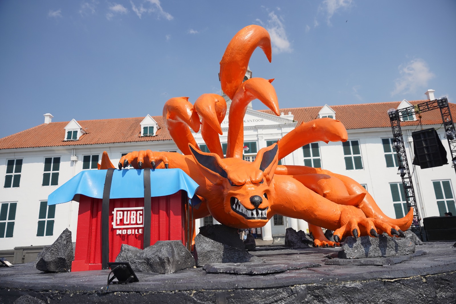 Patung raksasa kurama hadir di Kota Tua