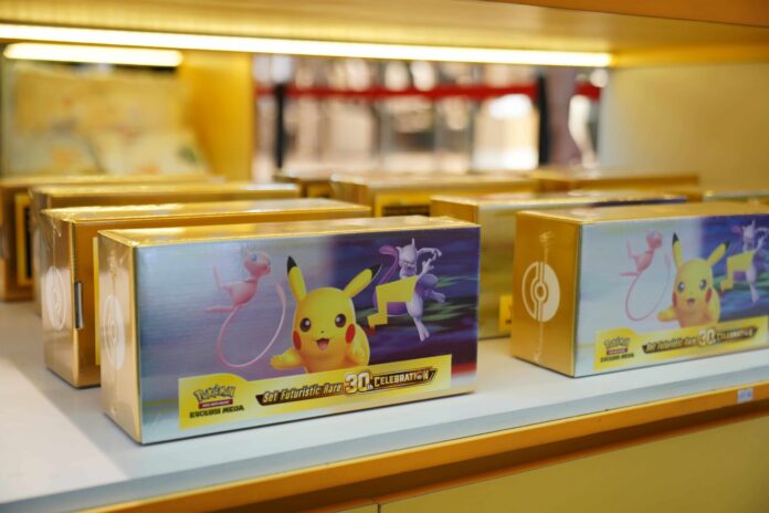 AKG Entertainment Resmi Menghadirkan Paket Eksklusif Berisi Kartu Promo Pikachu ex FUR, 60 Booster Pack, dan Fitur Strategi Baru AKG Entertainment Resmi Menghadirkan Paket Eksklusif Berisi Kartu Promo Pikachu ex FUR, 60 Booster Pack, dan Fitur Strategi Baru