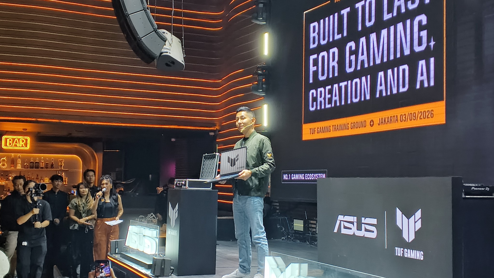 Lenny Lin with ASUS TUF Gaming 16 (FX610)